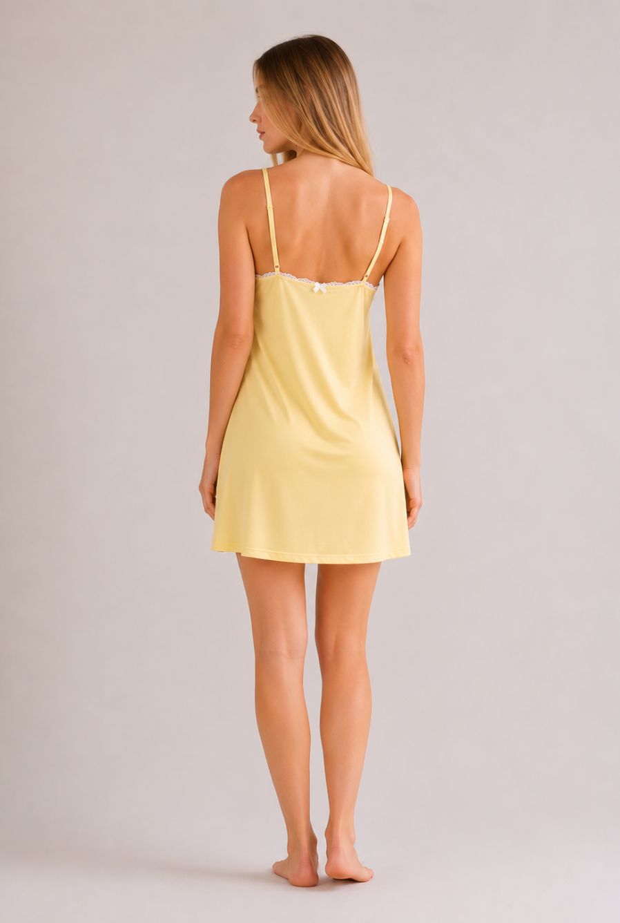 Modelo utilizando a camisola feminina palace amarelo em pose de costas