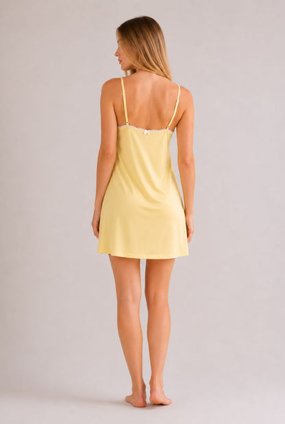 Modelo utilizando a camisola feminina palace amarelo em pose de costas