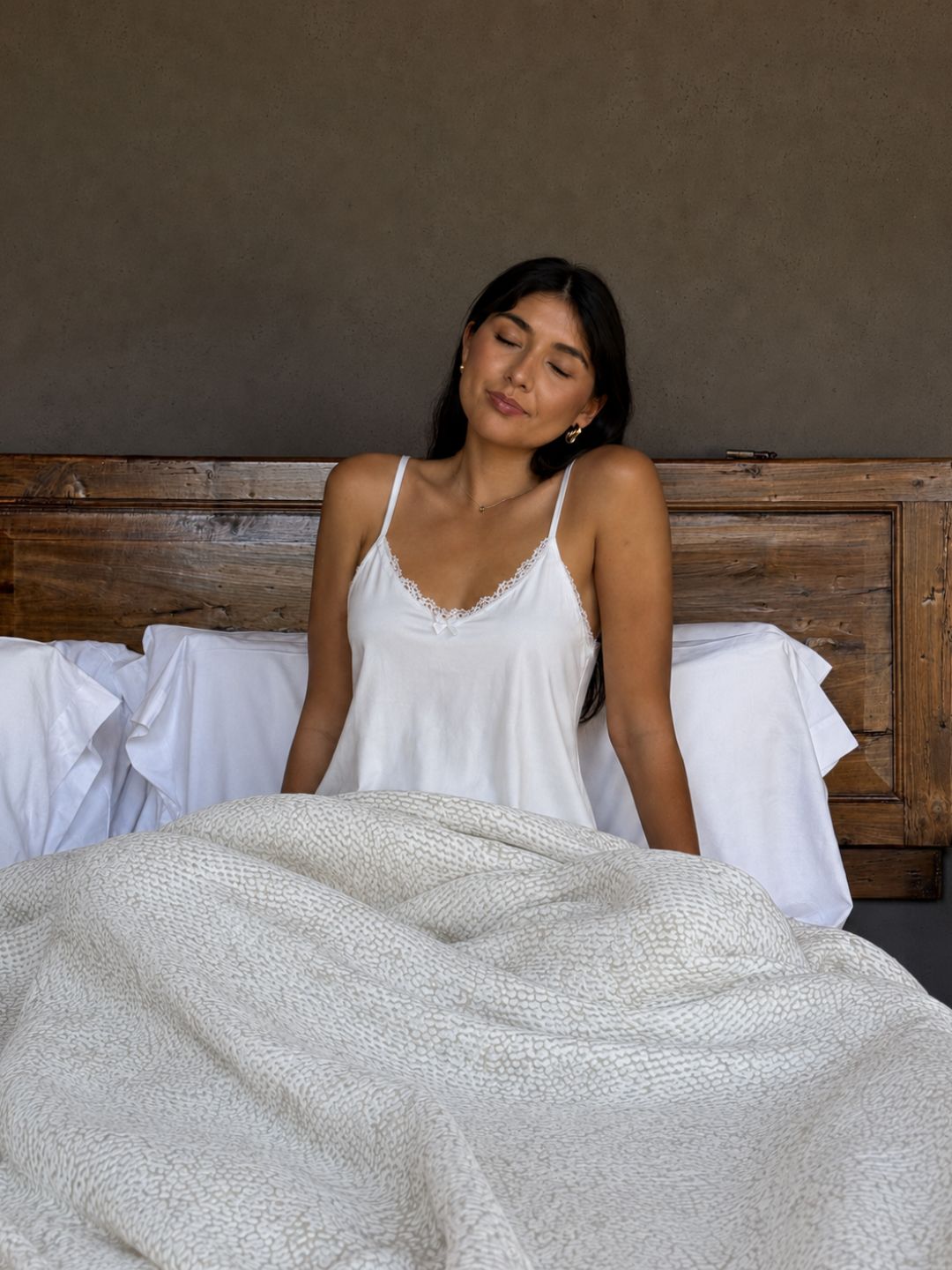 Cliente usando a camisola feminina Palace branca Marsele – camisola de dormir elegante