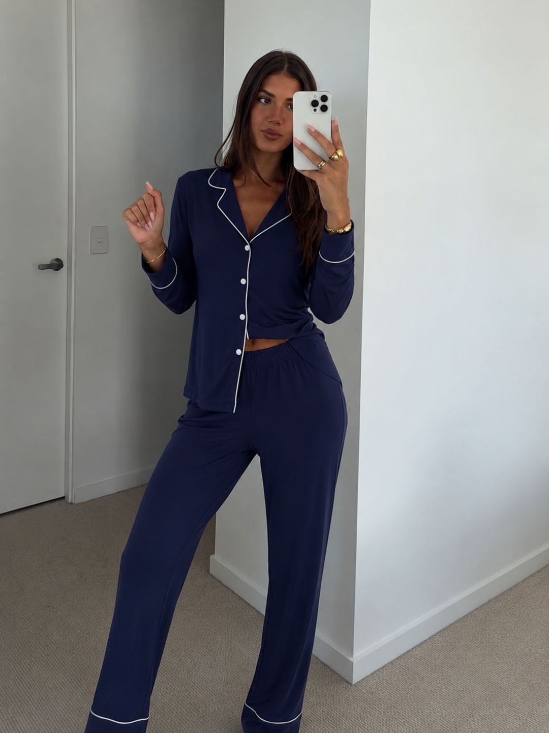 Cliente usando o pijama americano feminino Safira Marsele – conjunto calça e blusa azul safira