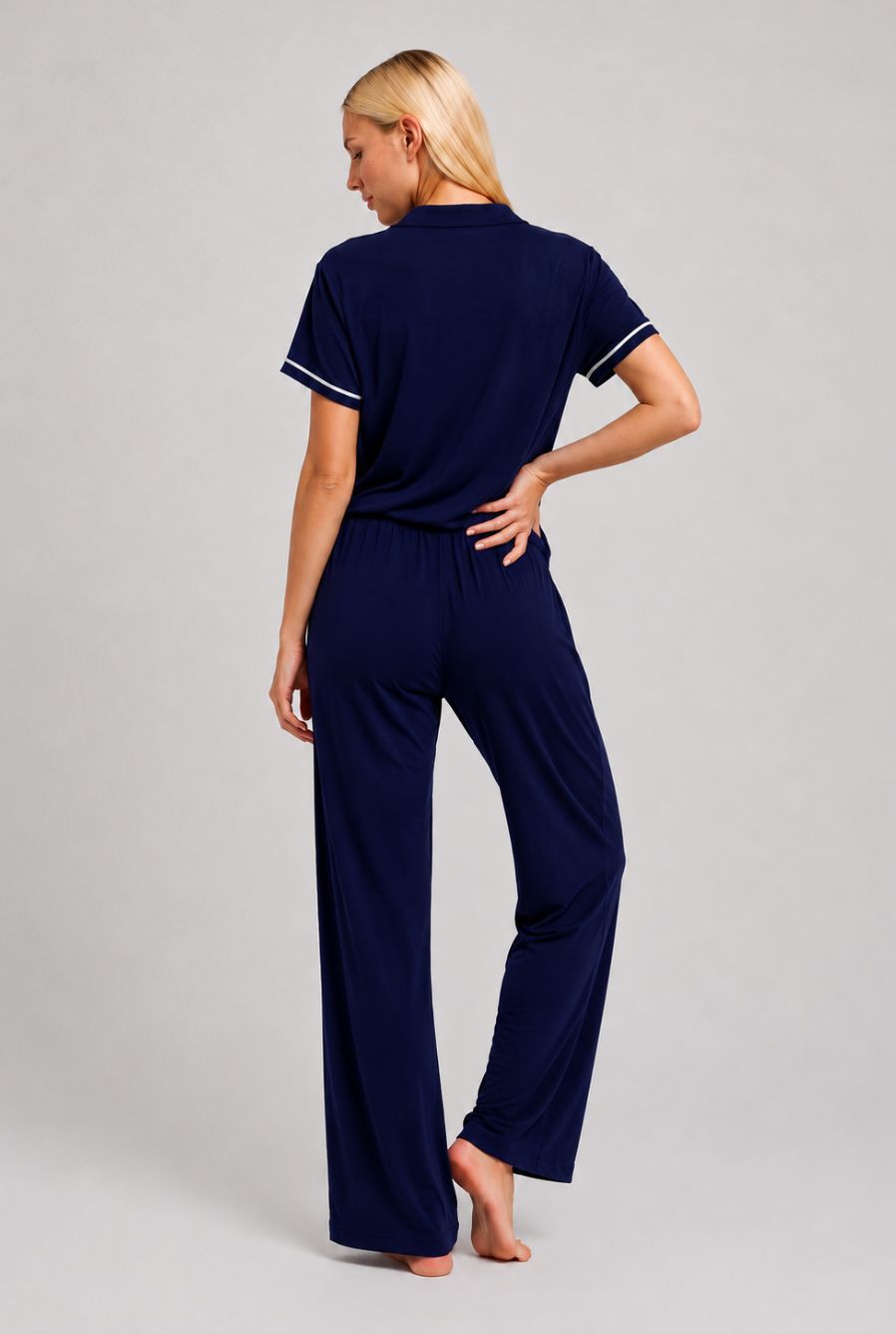 Modelo utilizando pijama americano feminino lisboa azul marinho em pose de costas