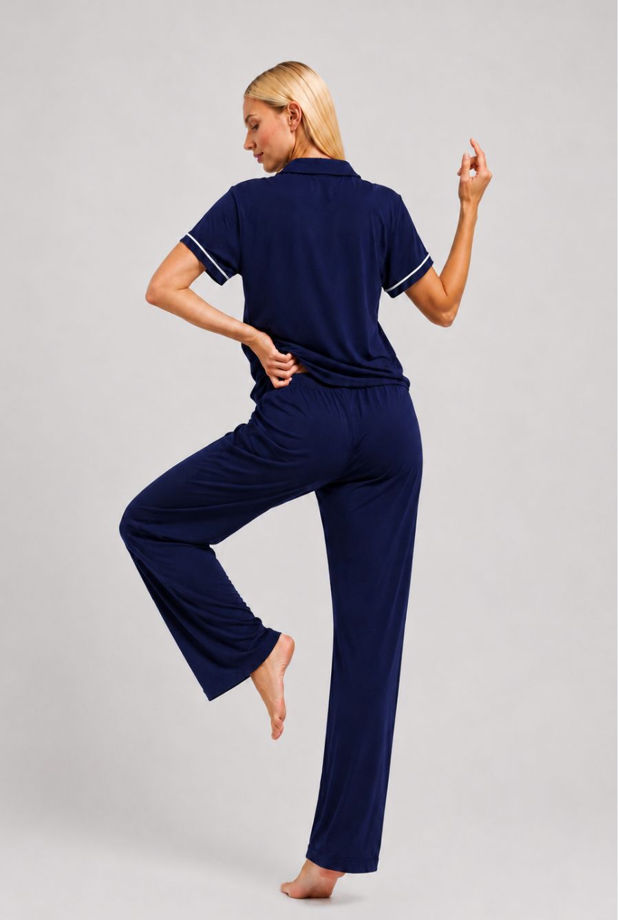 Modelo utilizando pijama americano feminino lisboa azul marinho em pose espontânea