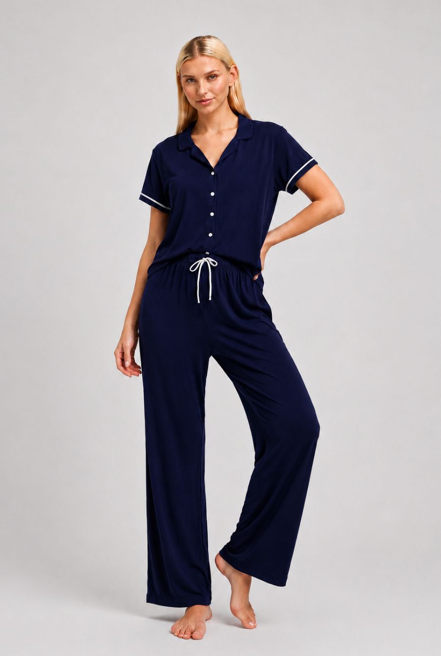 Modelo utilizando o pijama americano feminino lisboa azul marinho em pose espontânea