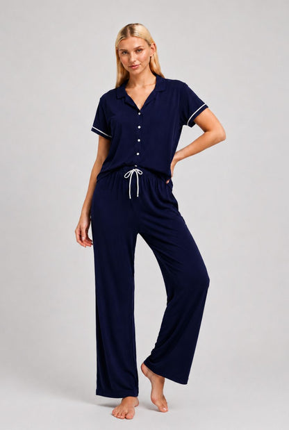 Modelo utilizando o pijama americano feminino lisboa azul marinho em pose espontânea