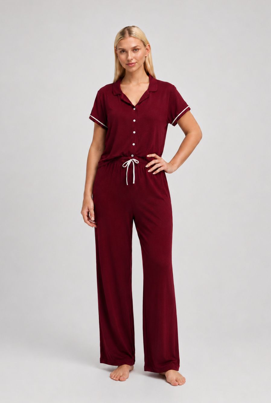 Modelo utilizando o pijama americano feminino lisboa bordô