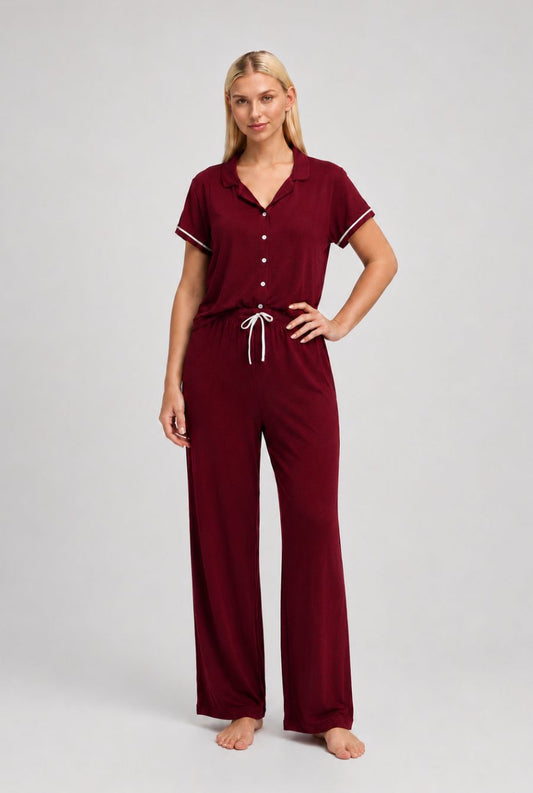 Modelo utilizando o pijama feminino americano lisboa bordô