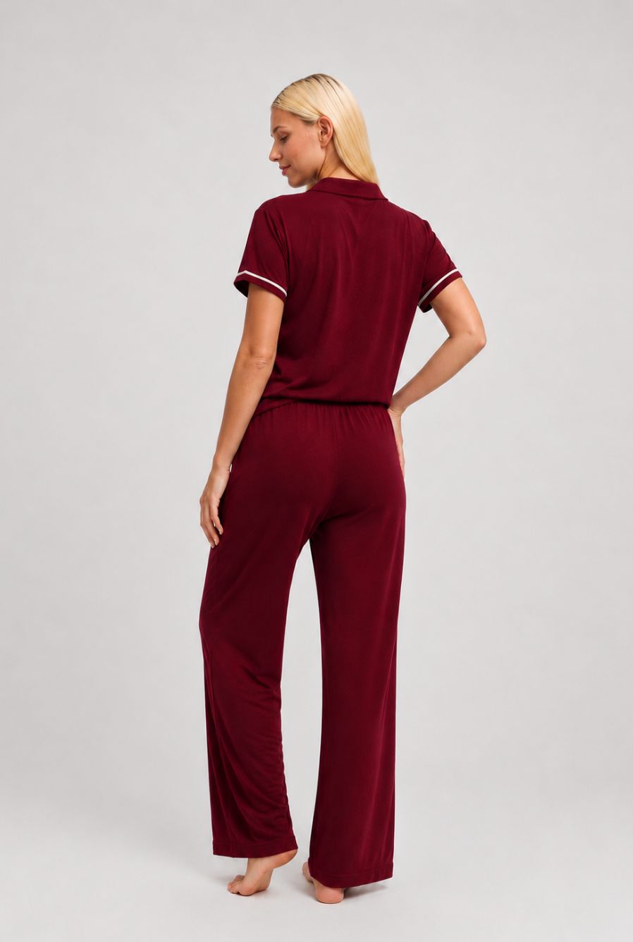 Modelo utilizando pijama americano feminino lisboa bordô em pose de costas