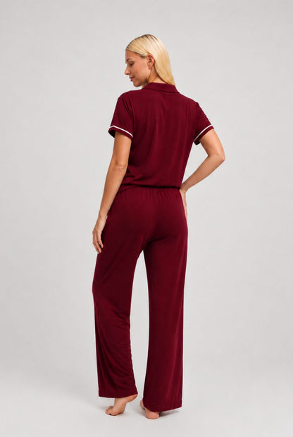 Modelo utilizando pijama americano feminino lisboa bordô em pose de costas