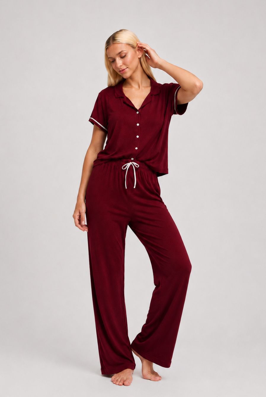 Modelo utilizando o pijama americano feminino lisboa bordô em pose espontânea