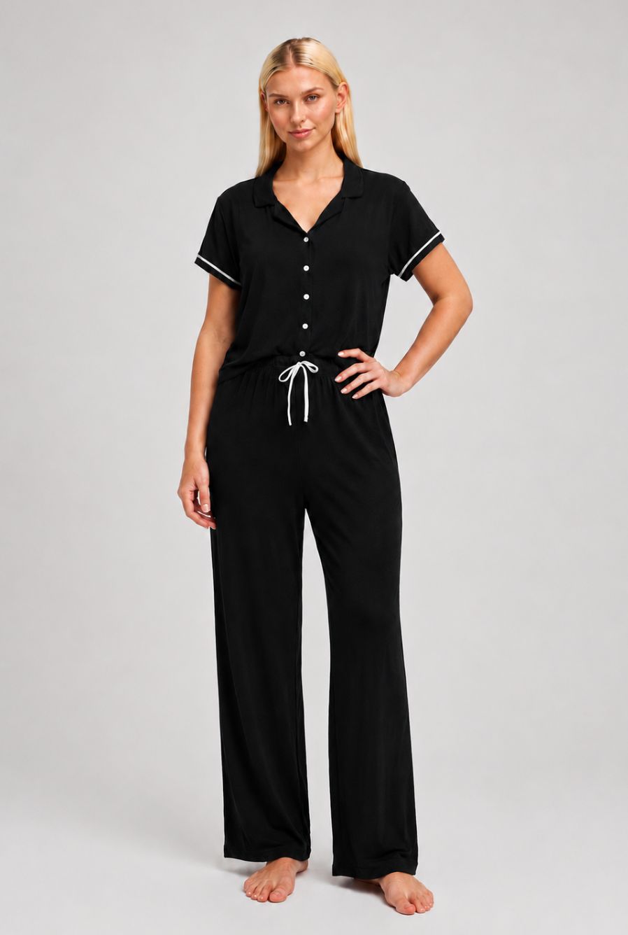 Modelo utilizando o pijama americano feminino lisboa preto