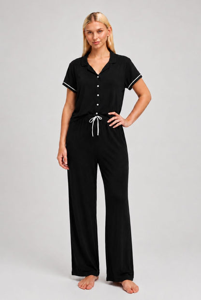 Modelo utilizando o pijama americano feminino lisboa preto