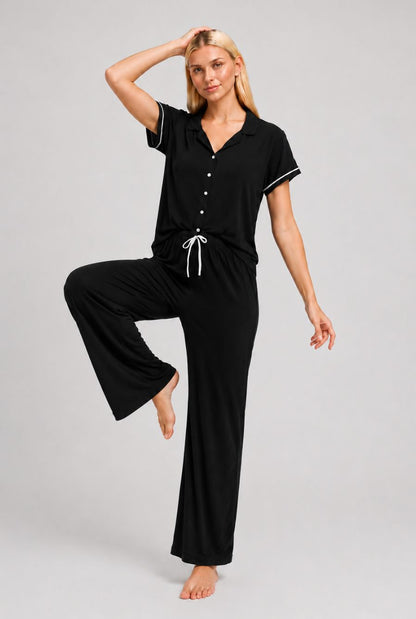 Modelo utilizando o pijama americano feminino lisboa preto em pose espontânea