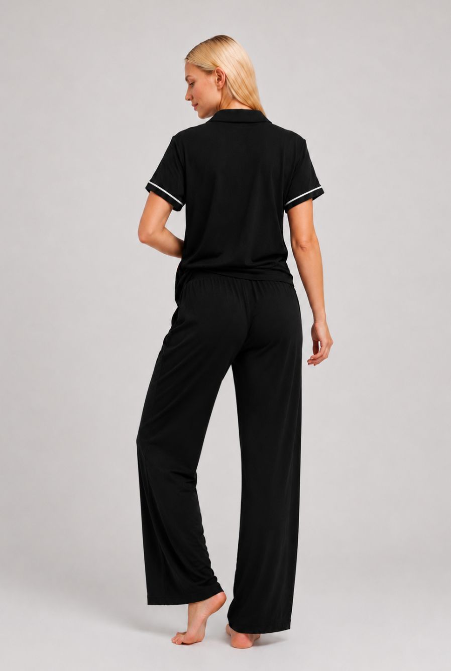 Modelo utilizando o pijama americano feminino lisboa preto em pose de costas