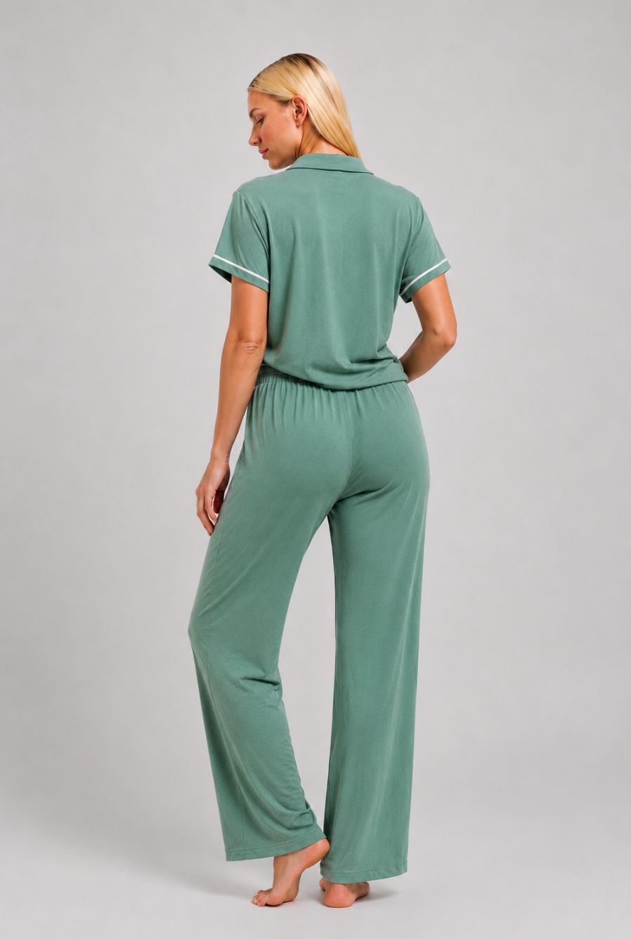 Modelo utilizando pijama americano feminino lisboa verde mint em pose de costas