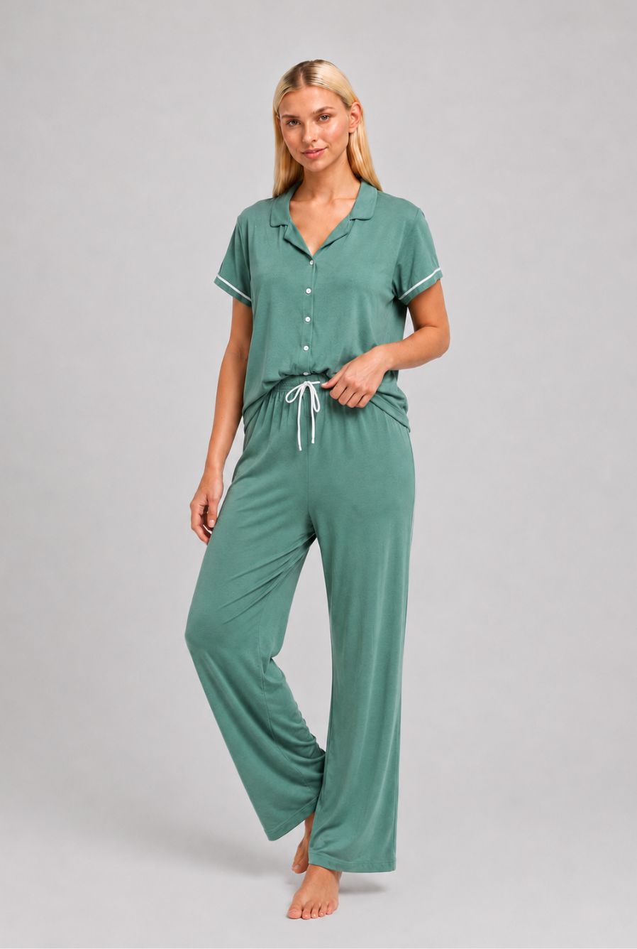 Modelo utilizando o pijama americano feminino lisboa verde mint