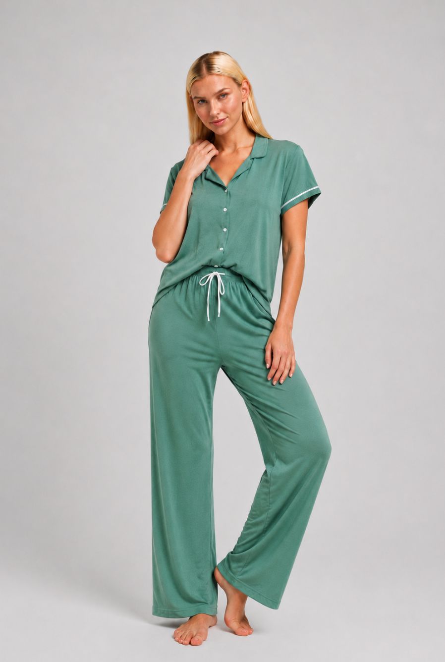 Modelo utilizando o pijama americano feminino lisboa verde mint em pose espontânea