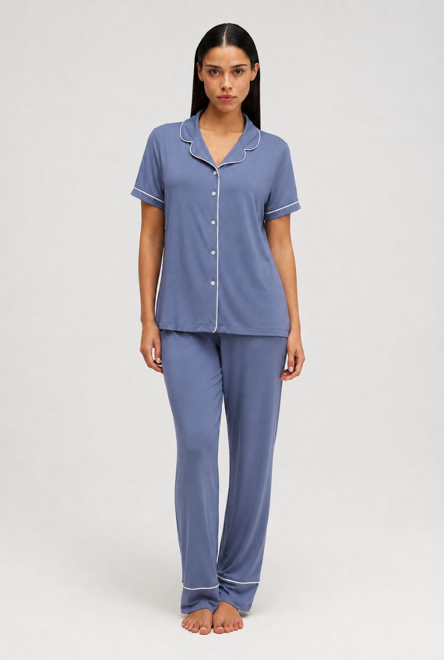 modelo usando pijama feminino americano lua azul claro com camisa de botões e calça