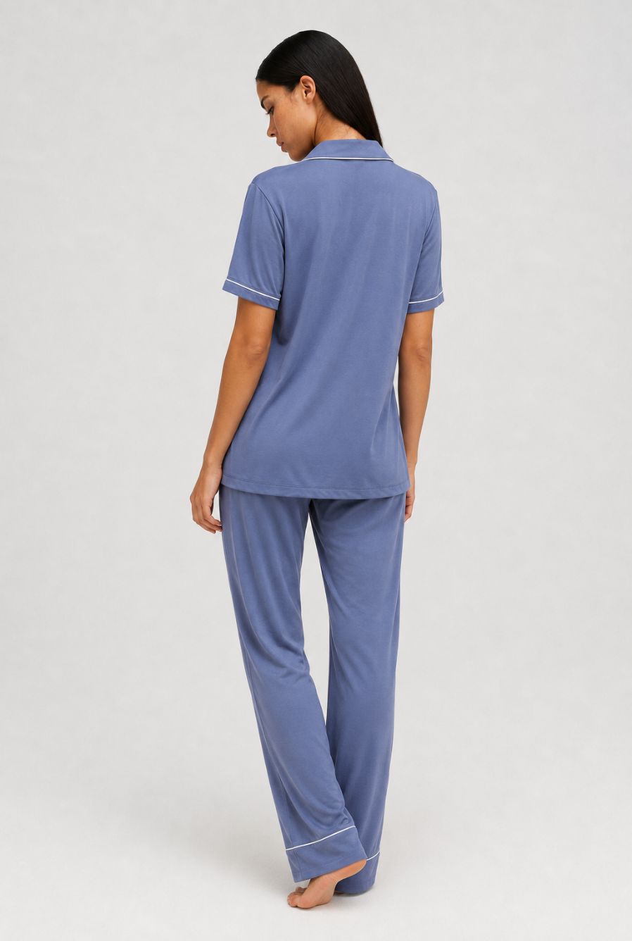 modelo usando pijama feminino americano lua azul claro com camisa de botões e calça em vista traseira
