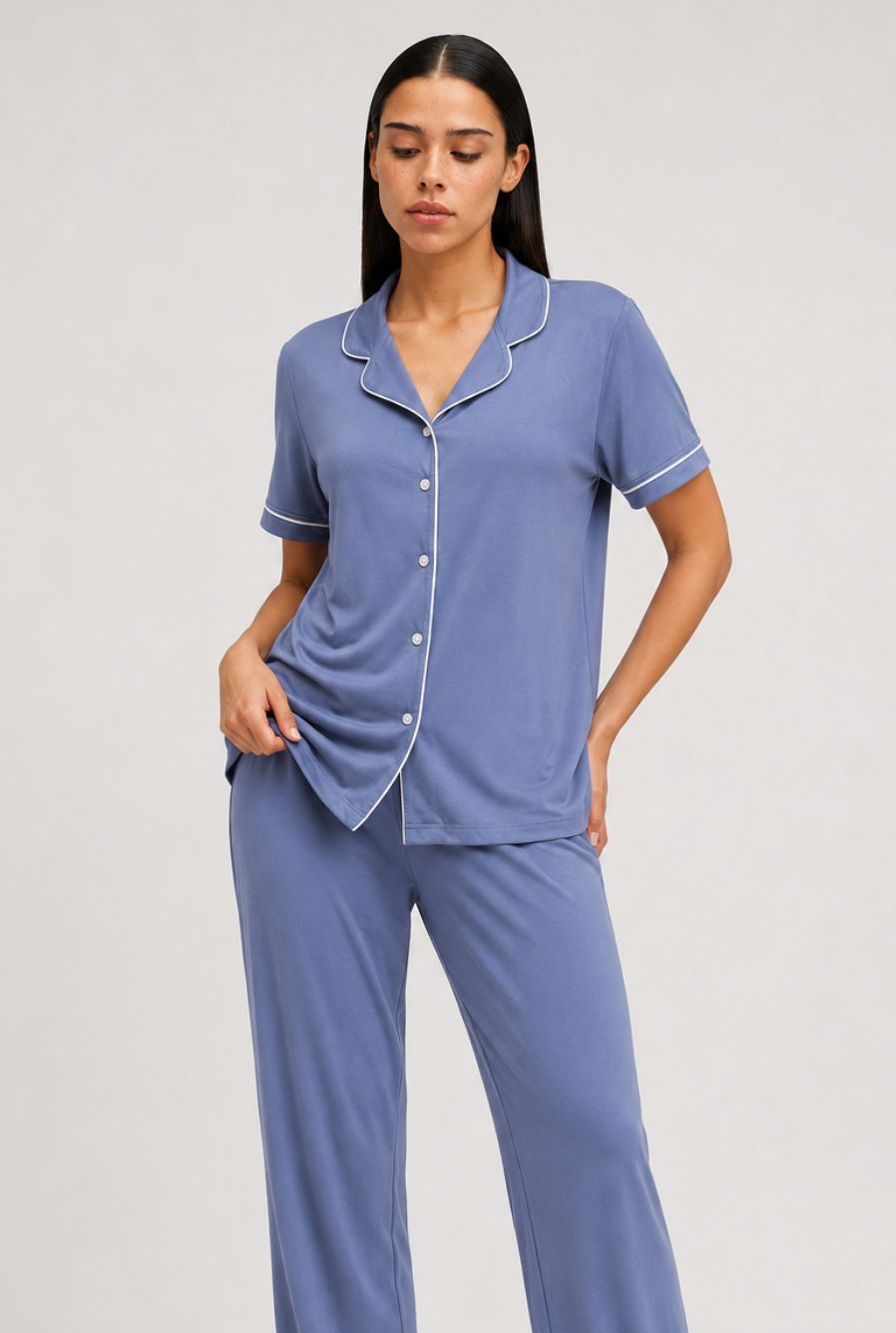 modelo usando pijama feminino americano lua azul claro com camisa de botões e calça em vista aproximada