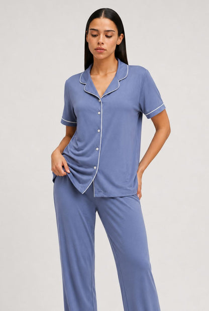 modelo usando pijama feminino americano lua azul claro com camisa de botões e calça em vista aproximada