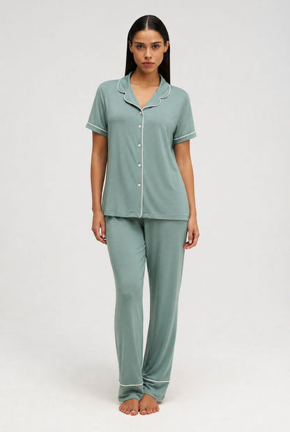 modelo usando pijama feminino americano lua verde mint com camisa de botões e calça 