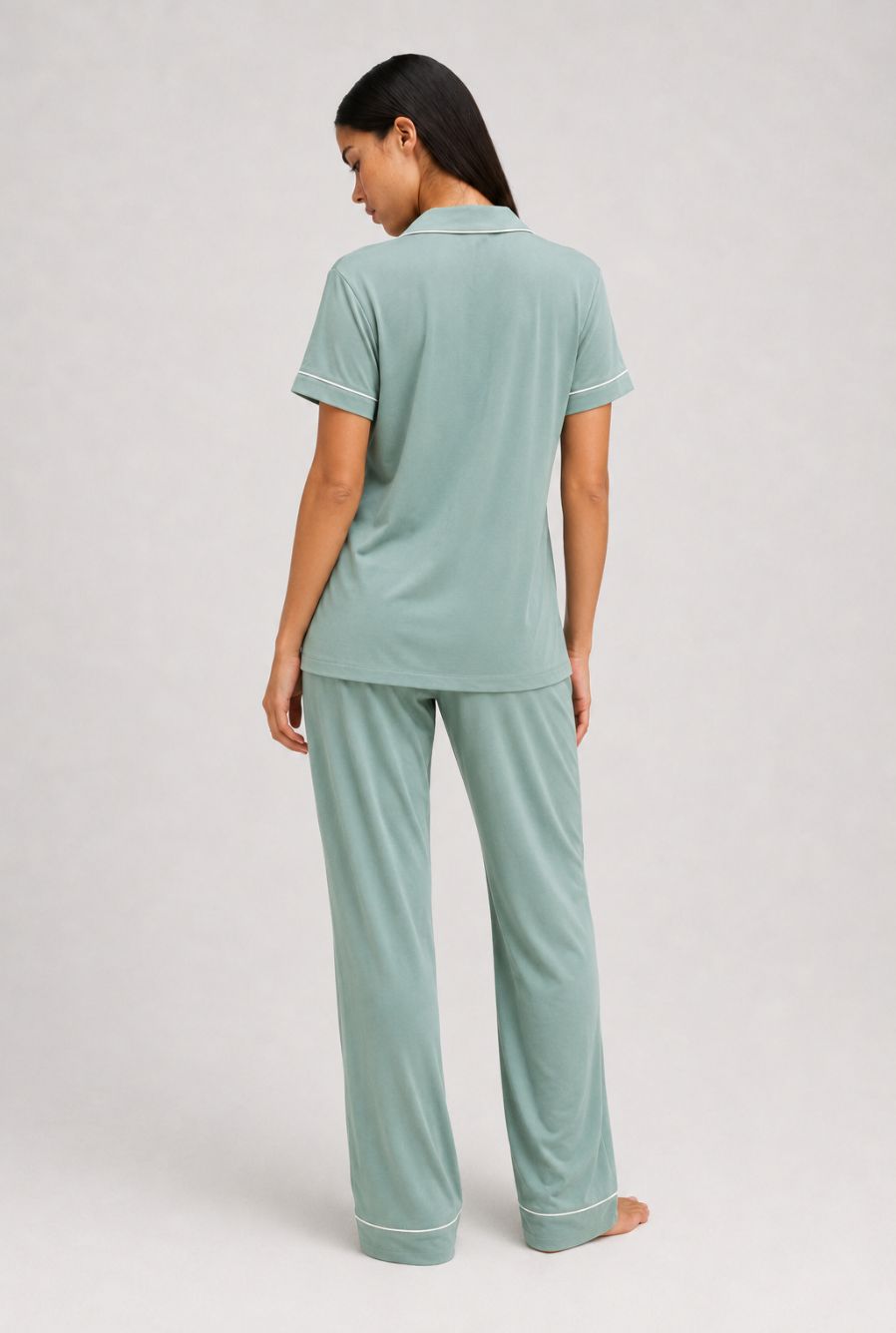 modelo usando pijama feminino americano lua verde mint com camisa de botões e calça em vista traseira