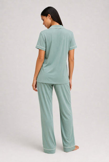 modelo usando pijama feminino americano lua verde mint com camisa de botões e calça em vista traseira