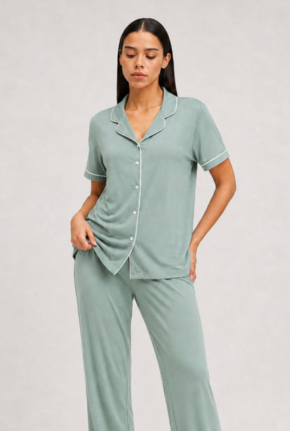 modelo usando pijama feminino americano lua verde mint com camisa de botões e calça em vista aproximada