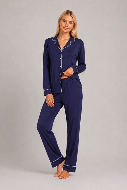 Modelo utilizando o pijama americano feminino safira azul marinho