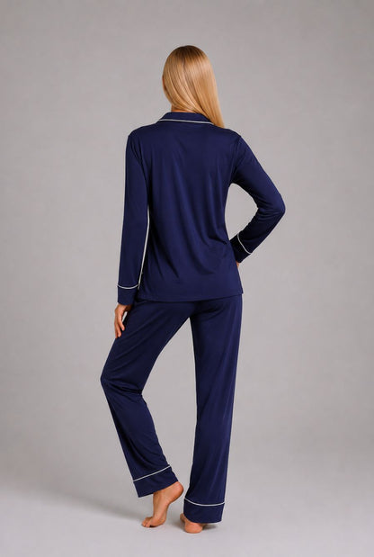 Modelo utilizando o pijama americano feminino safira azul marinho em pose de costas