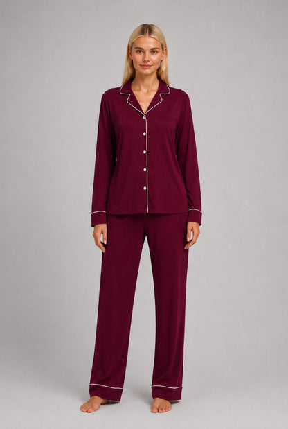 Modelo utilizando o pijama americano feminino safira bordô