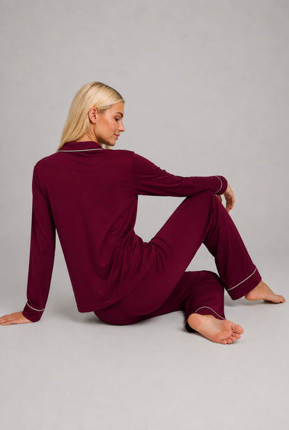 Modelo utilizando o pijama americano feminino safira bordô em pose livre