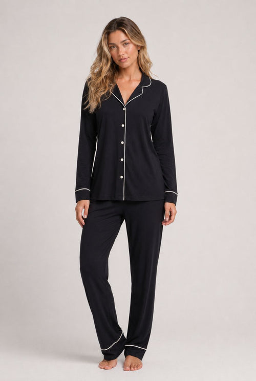 modelo usando pijama feminino americano safira preto com camisa longa de botões e calça