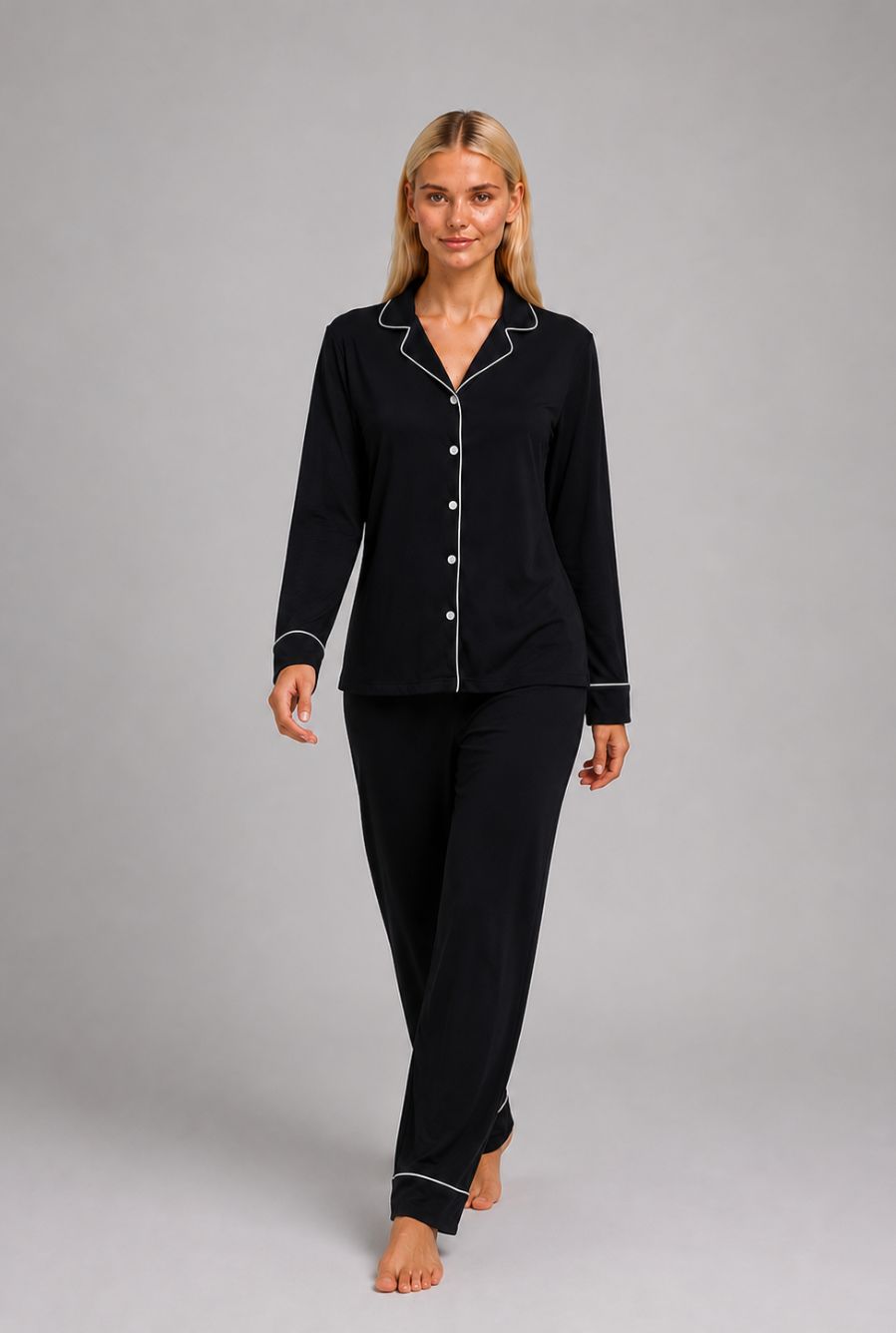 Modelo utilizando o pijama americano feminino safira preto