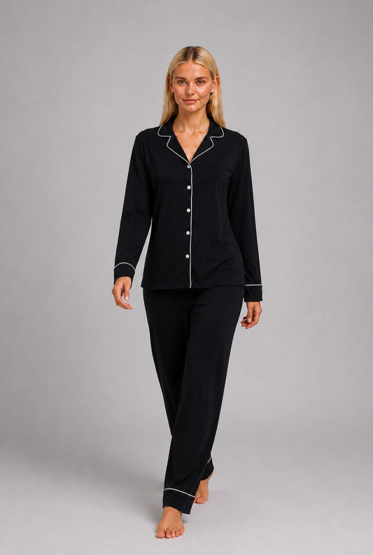 Modelo utilizando o pijama feminino americano safira preto