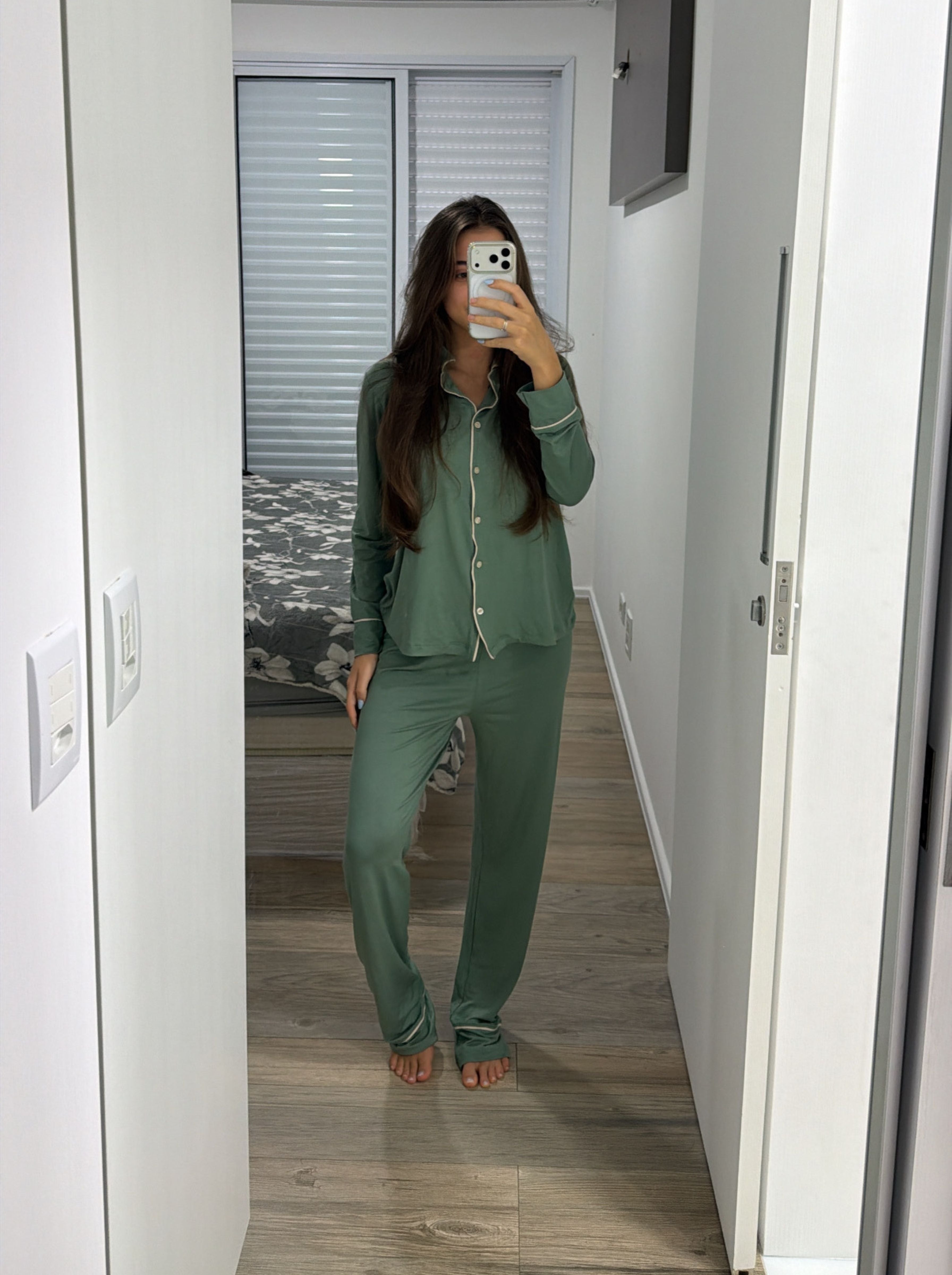 Modelo utilizando o pijama feminino americano safira verde mint