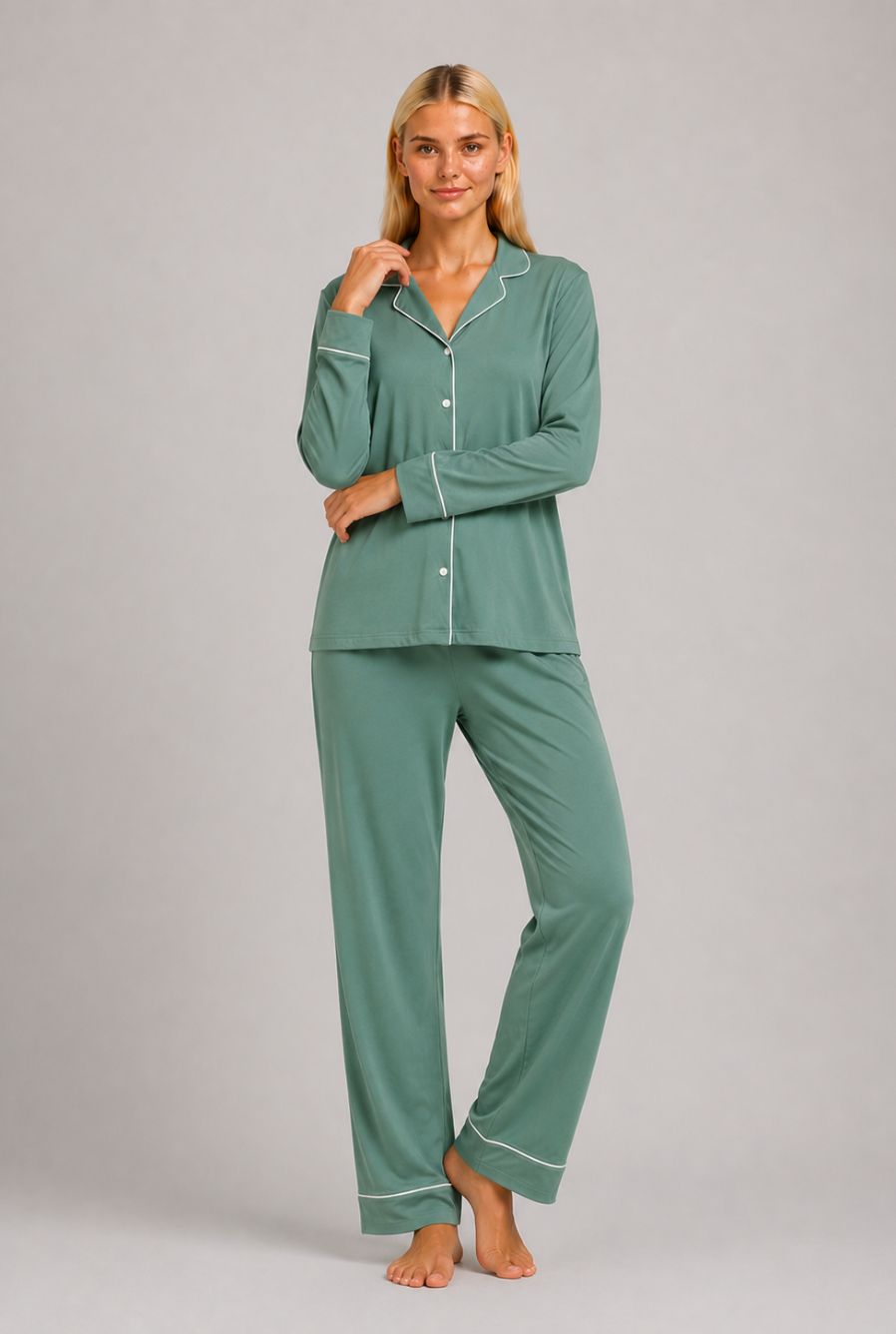 Modelo utilizando o pijama americano feminino safira verde mint