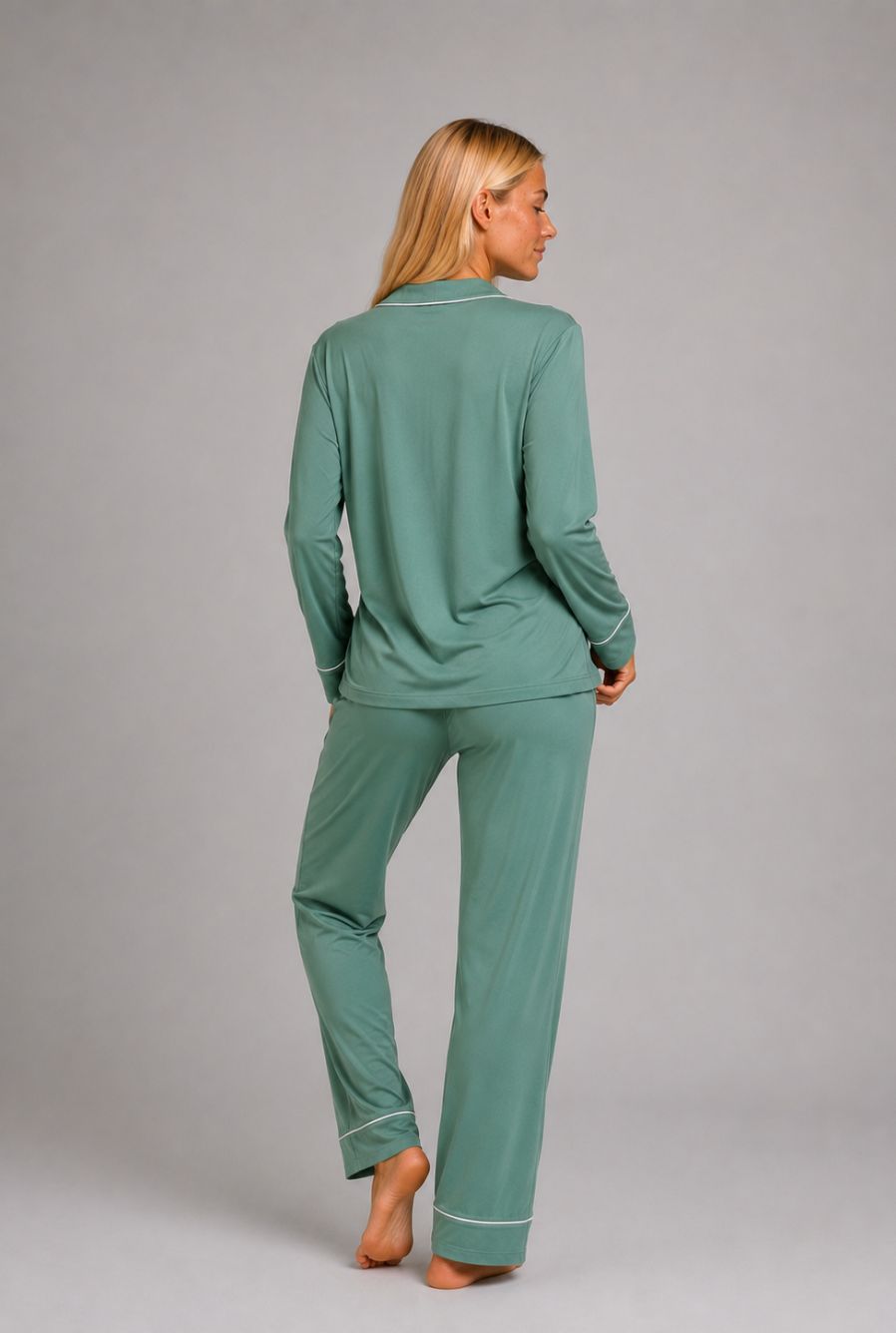 Modelo utilizando o pijama americano feminino safira verde mint em pose de costas