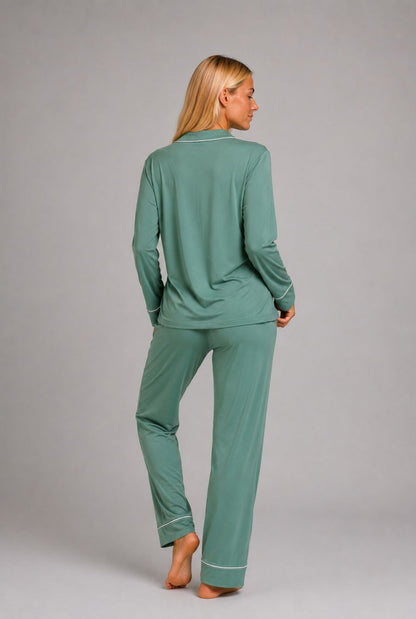 Modelo utilizando o pijama americano feminino safira verde mint em pose de costas