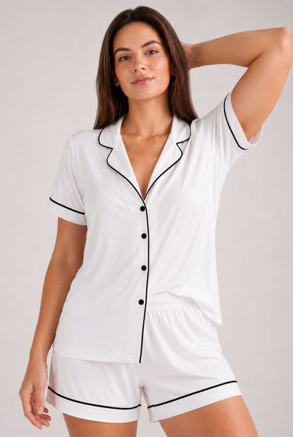 Modelo utilizando o pijama americano feminino serena branco em vista aproximada