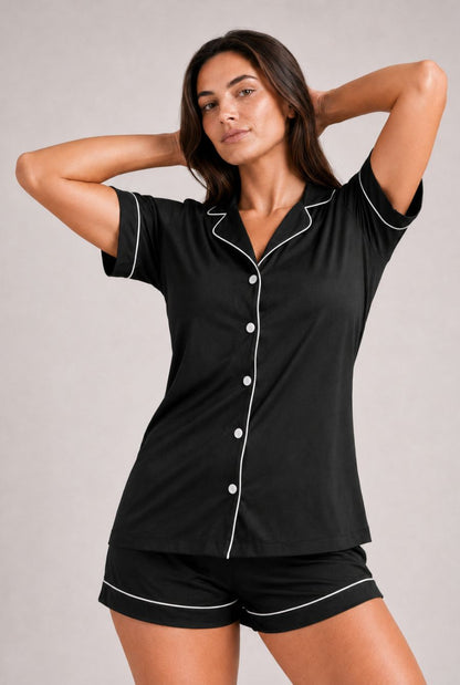Modelo utilizando o pijama americano feminino serena preto em pose espontânea