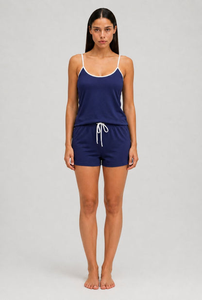 Modelo usando pijama feminino conjunto aurora azul marinho com blusa de alças e short com cordão
