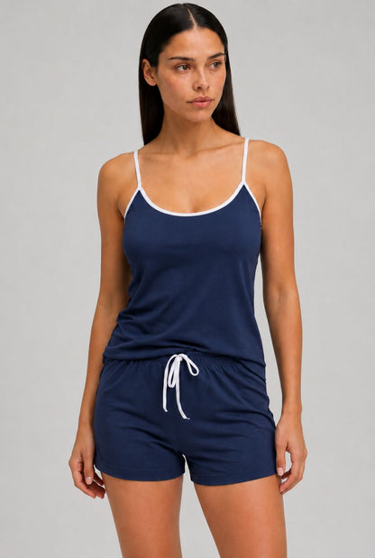 Modelo usando pijama feminino conjunto aurora azul marinho com blusa de alças e short com cordão em vista aproximada