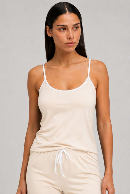Modelo usando pijama feminino conjunto aurora bege com blusa de alças e short com cordão em vista aproximada