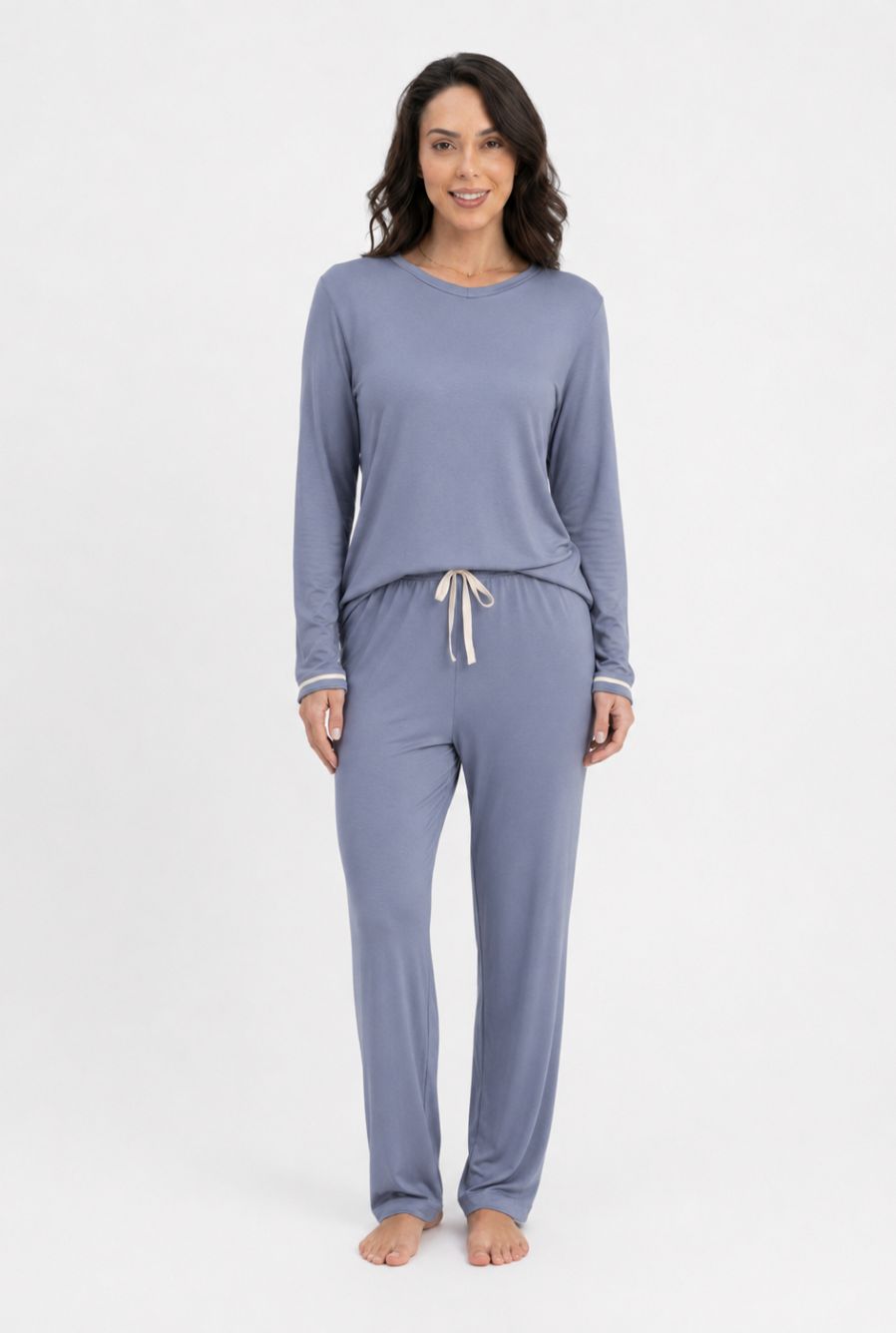 Modelo usando pijama feminino conjunto paris azul claro com blusa longa e calça