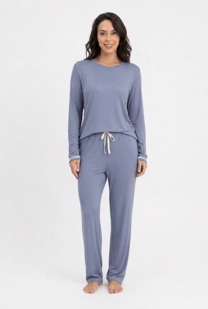 Modelo usando pijama feminino conjunto paris azul claro com blusa longa e calça