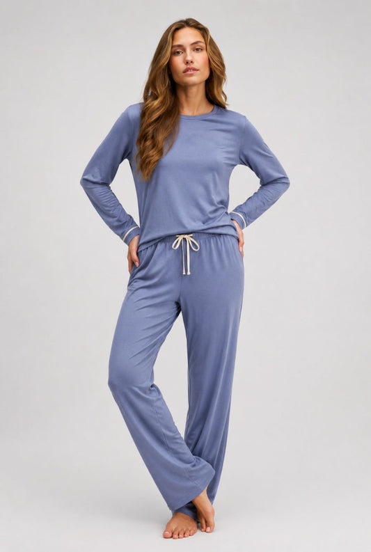 Modelo usando pijama feminino conjunto paris azul claro com blusa longa e calça 