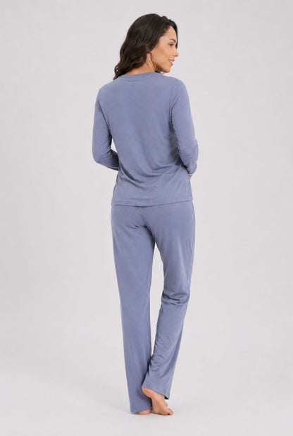Modelo usando pijama feminino conjunto paris azul claro com blusa longa e calça em vista traseira
