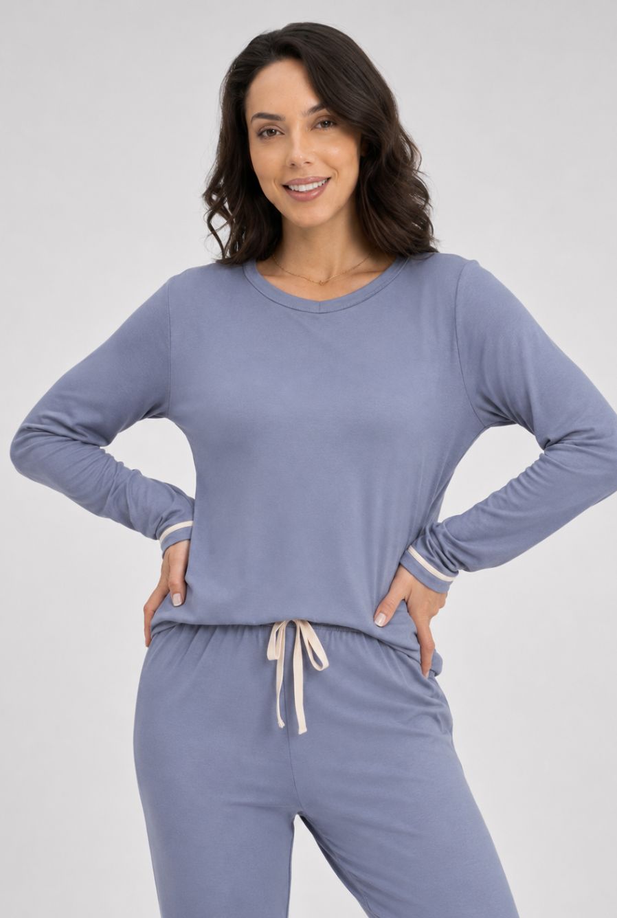 Modelo usando pijama feminino conjunto paris azul claro com blusa longa e calça em vista aproximada
