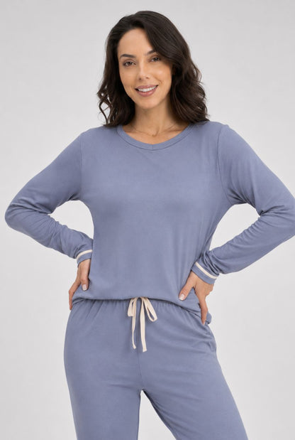 Modelo usando pijama feminino conjunto paris azul claro com blusa longa e calça em vista aproximada